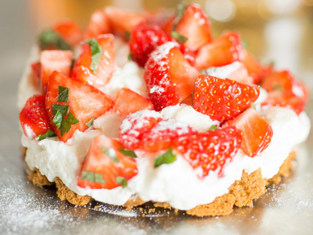 Le vacherin fraises spéculos à la Chantilly du Château de Fargues