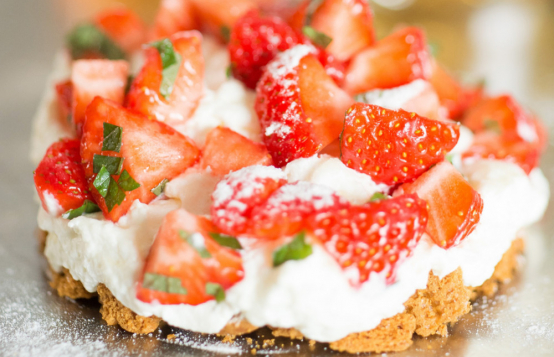 Le vacherin fraises spéculos à la Chantilly du Château de Fargues